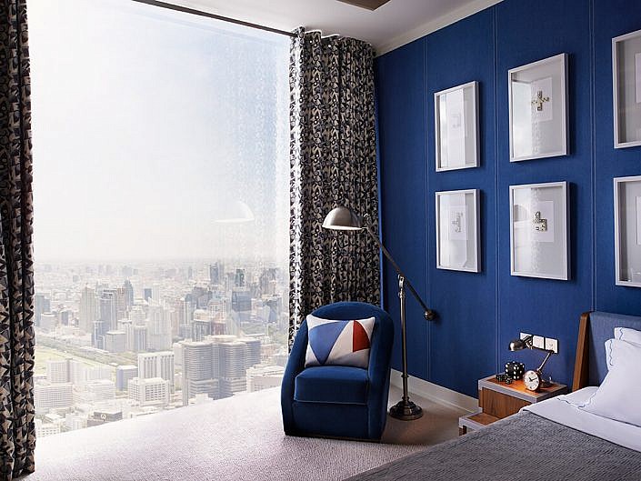 Elegant shades of deep blue in the bedroom