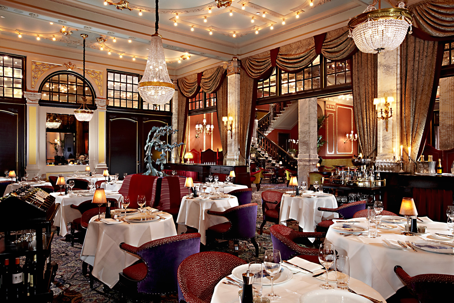 Chandeliers and velvet - a magical combination ©Hotel Des Indes