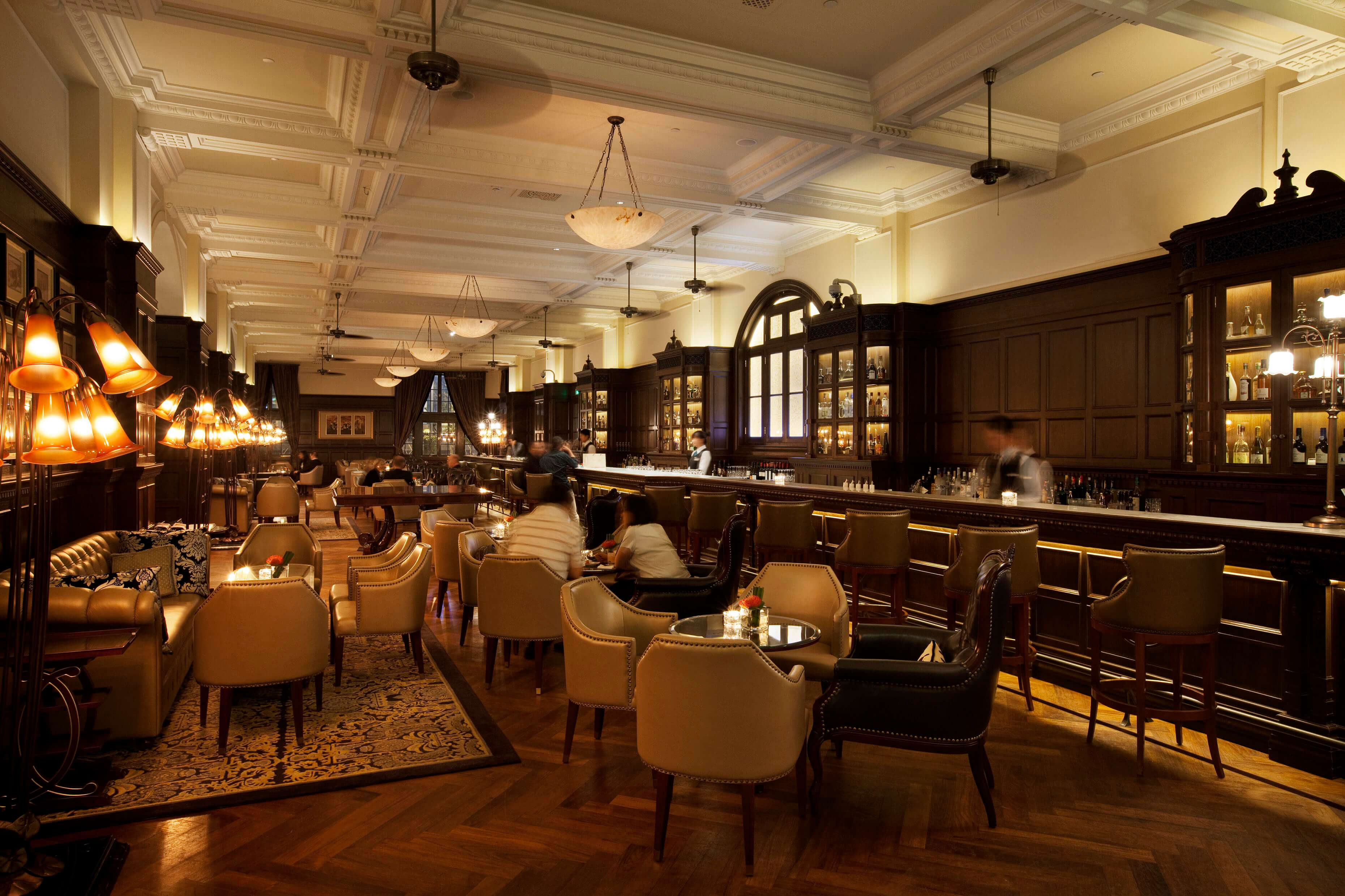 The iconic Long Bar © Waldorf Astoria
